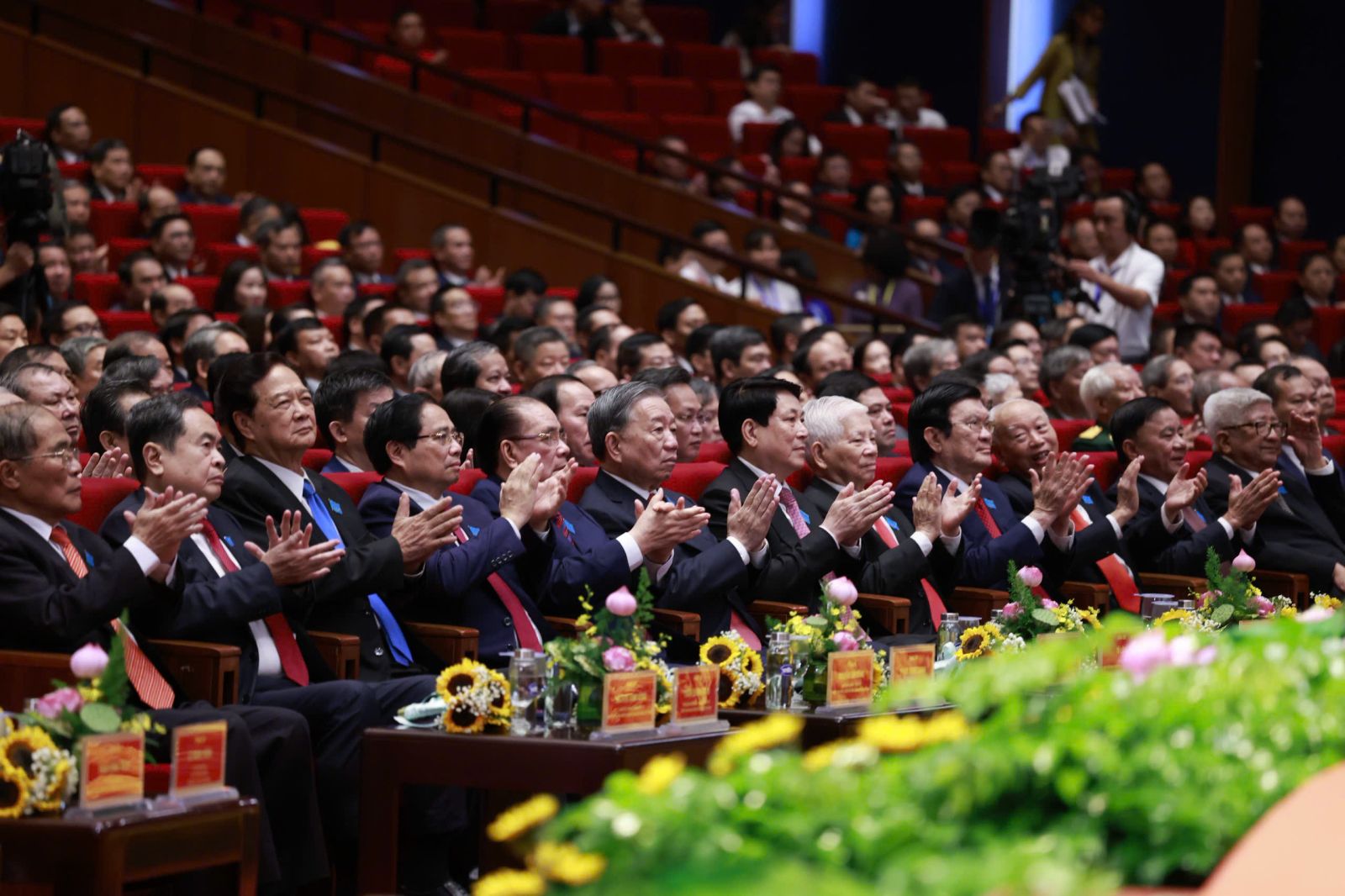 Ảnh Đại hội đại biểu Đảng bộ thành phố Hà Nội lần thứ XVIII, nhiệm kỳ 2025-2030- Ảnh 6.