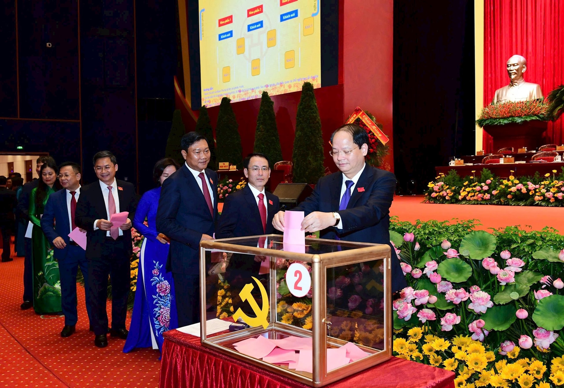 75 đồng chí trúng cử Ban Chấp hành Đảng bộ thành phố Hà Nội khóa XVIII- Ảnh 7.