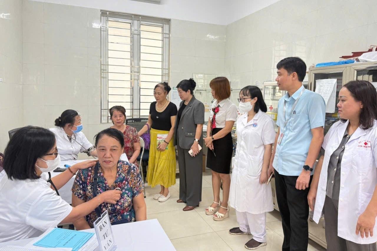 Khám sức khỏe miễn phí cho 600 người cao tuổi- Ảnh 1.