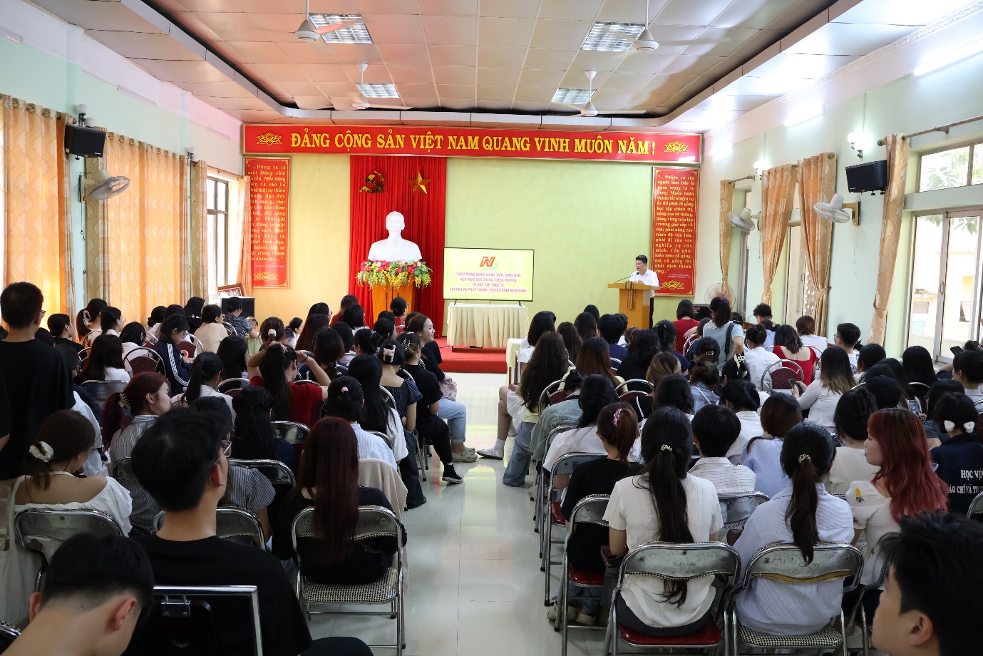 “Chuyện nghề qua hai thế hệ”: Sinh viên Báo chí và những người làm báo Ninh Bình cùng trải nghiệm và truyền lửa nghề- Ảnh 1.
