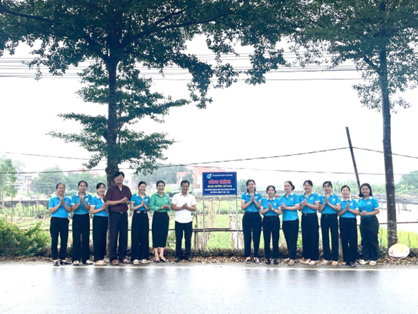 Hội Liên hiệp phụ nữ xã gắn biển công trình "Đoạn đường nở hoa" - Ảnh 1.
