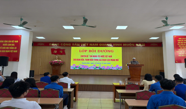 Khai giảng lớp Bồi dưỡng chuyên đề “Chủ nghĩa yêu nước Việt Nam cho Đoàn viên, thanh niên trong giai đoạn cách mạng mới”
- Ảnh 1.