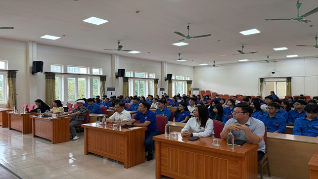 Khai giảng lớp Bồi dưỡng chuyên đề “Chủ nghĩa yêu nước Việt Nam cho Đoàn viên, thanh niên trong giai đoạn cách mạng mới”
- Ảnh 3.