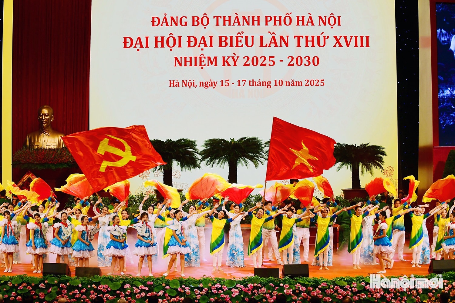 Những hình ảnh ấn tượng tại lễ khai mạc Đại hội lần thứ XVIII Đảng bộ TP Hà Nội- Ảnh 11.