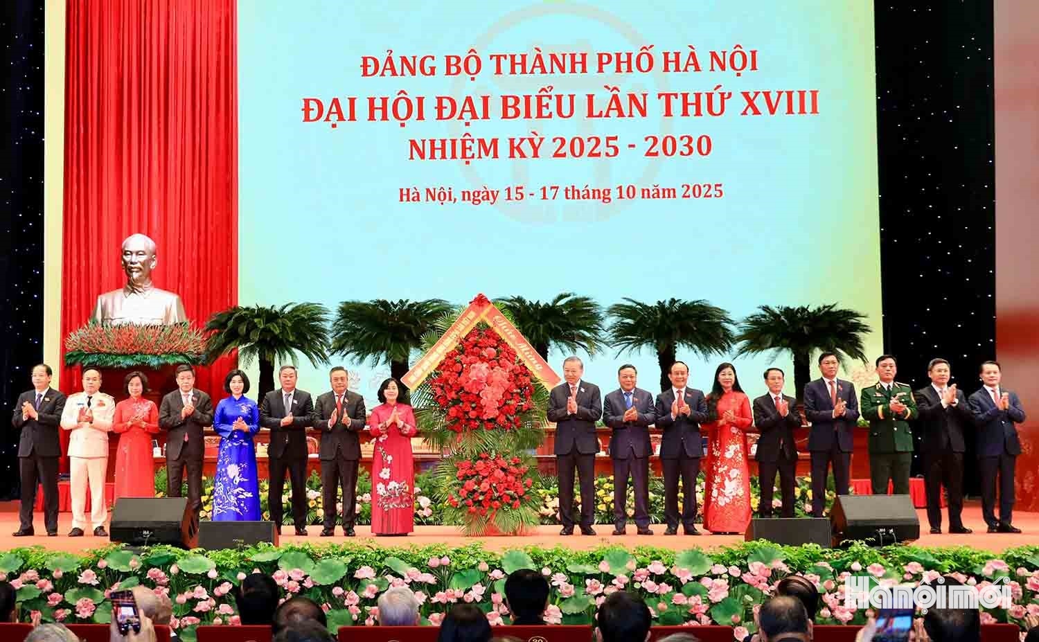 Những hình ảnh ấn tượng tại lễ khai mạc Đại hội lần thứ XVIII Đảng bộ TP Hà Nội- Ảnh 5.
