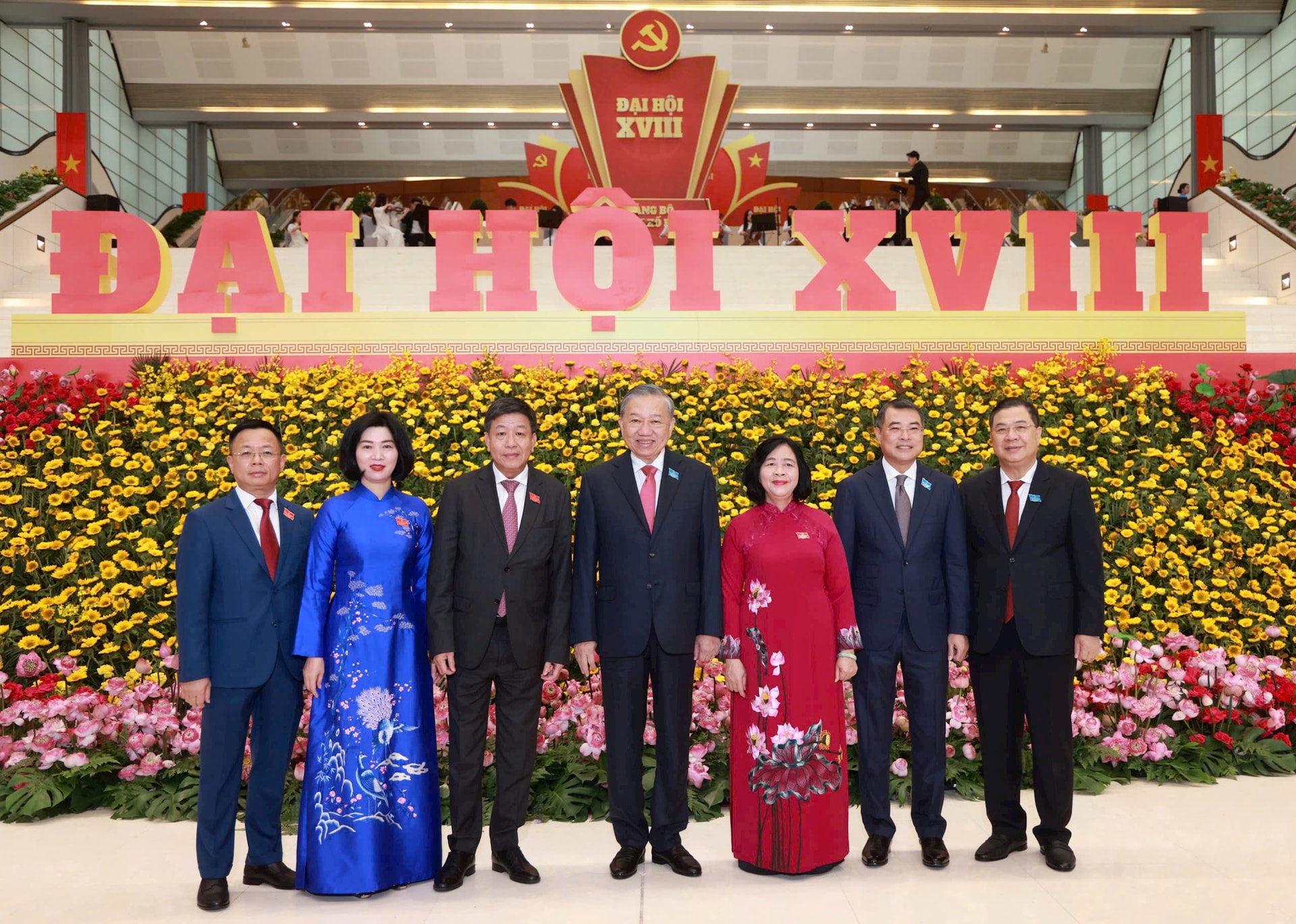 Khai mạc trọng thể Đại hội đại biểu Đảng bộ thành phố Hà Nội lần thứ XVIII, nhiệm kỳ 2025-2030- Ảnh 3.