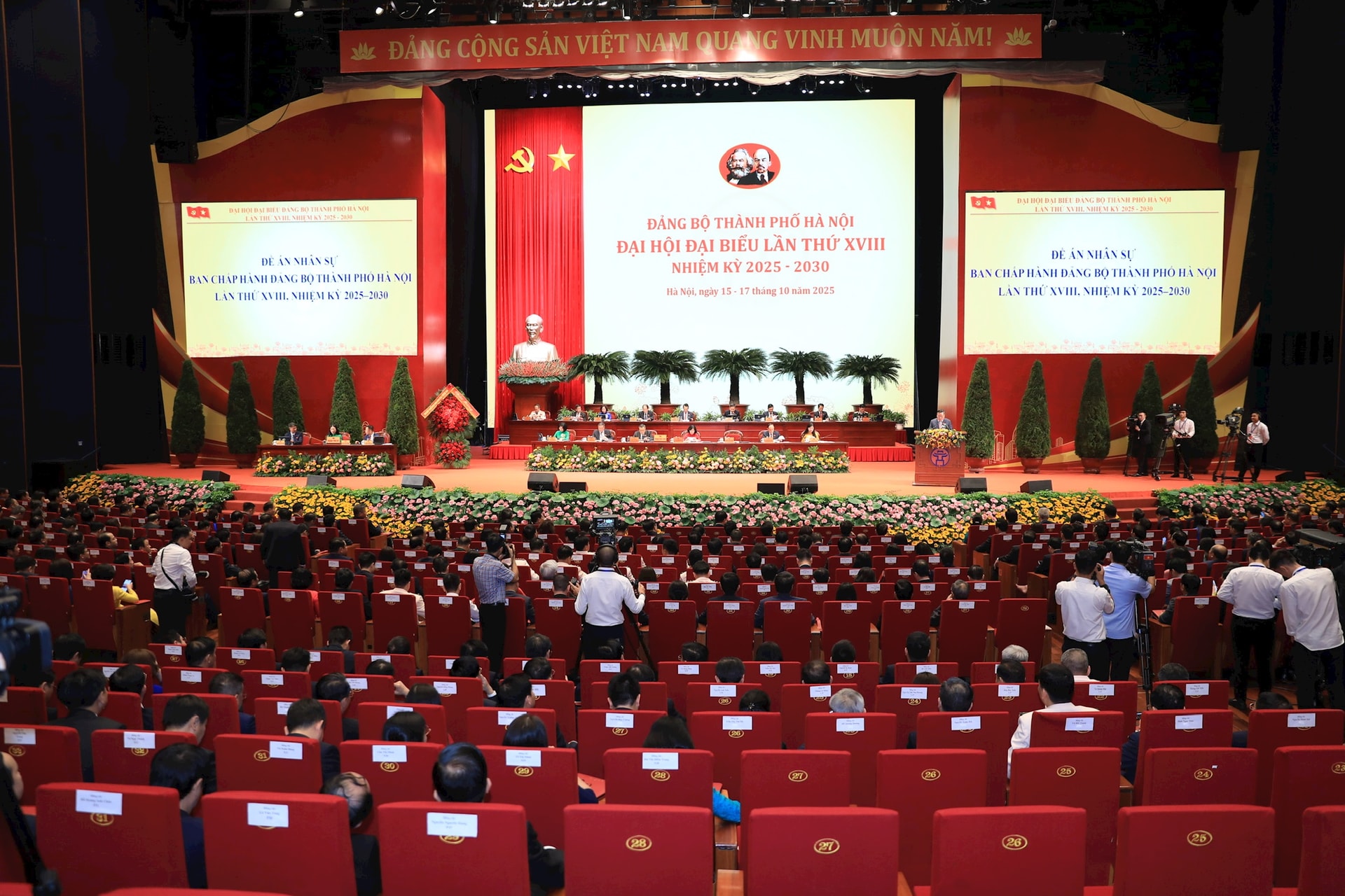 Ban Chấp hành Đảng bộ thành phố Hà Nội khóa XVIII, nhiệm kỳ 2025-2030.- Ảnh 1.