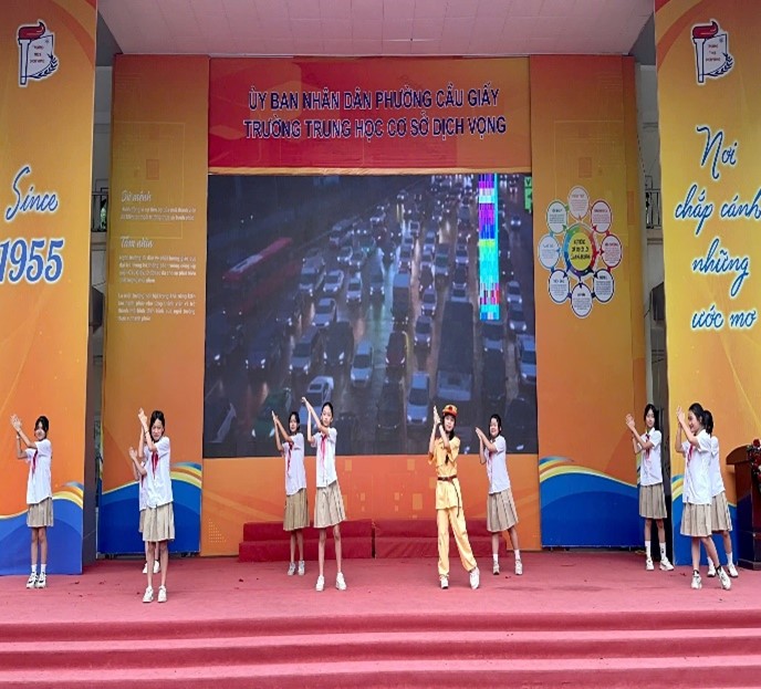 Công an phường Cầu Giấy tổ chức ngoại khóa tuyên tuyền pháp luật về trật tự an toàn giao thông cho học sinh trường THCS Dịch Vọng - Ảnh 8.