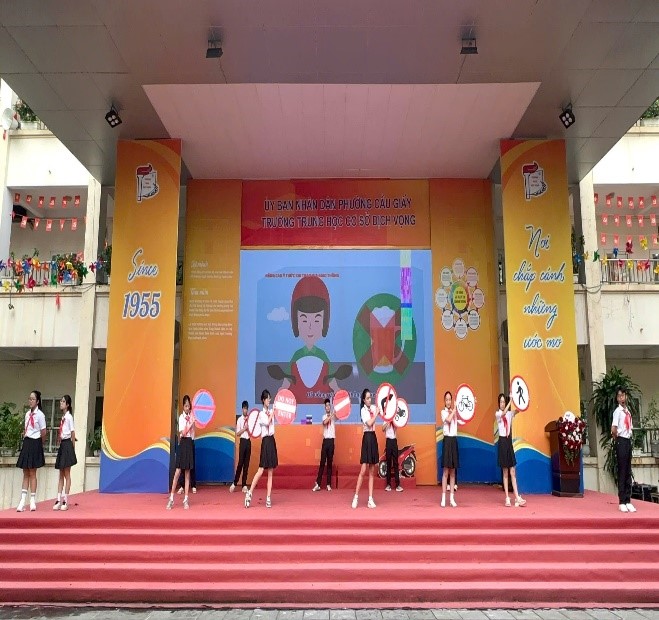 Công an phường Cầu Giấy tổ chức ngoại khóa tuyên tuyền pháp luật về trật tự an toàn giao thông cho học sinh trường THCS Dịch Vọng - Ảnh 9.