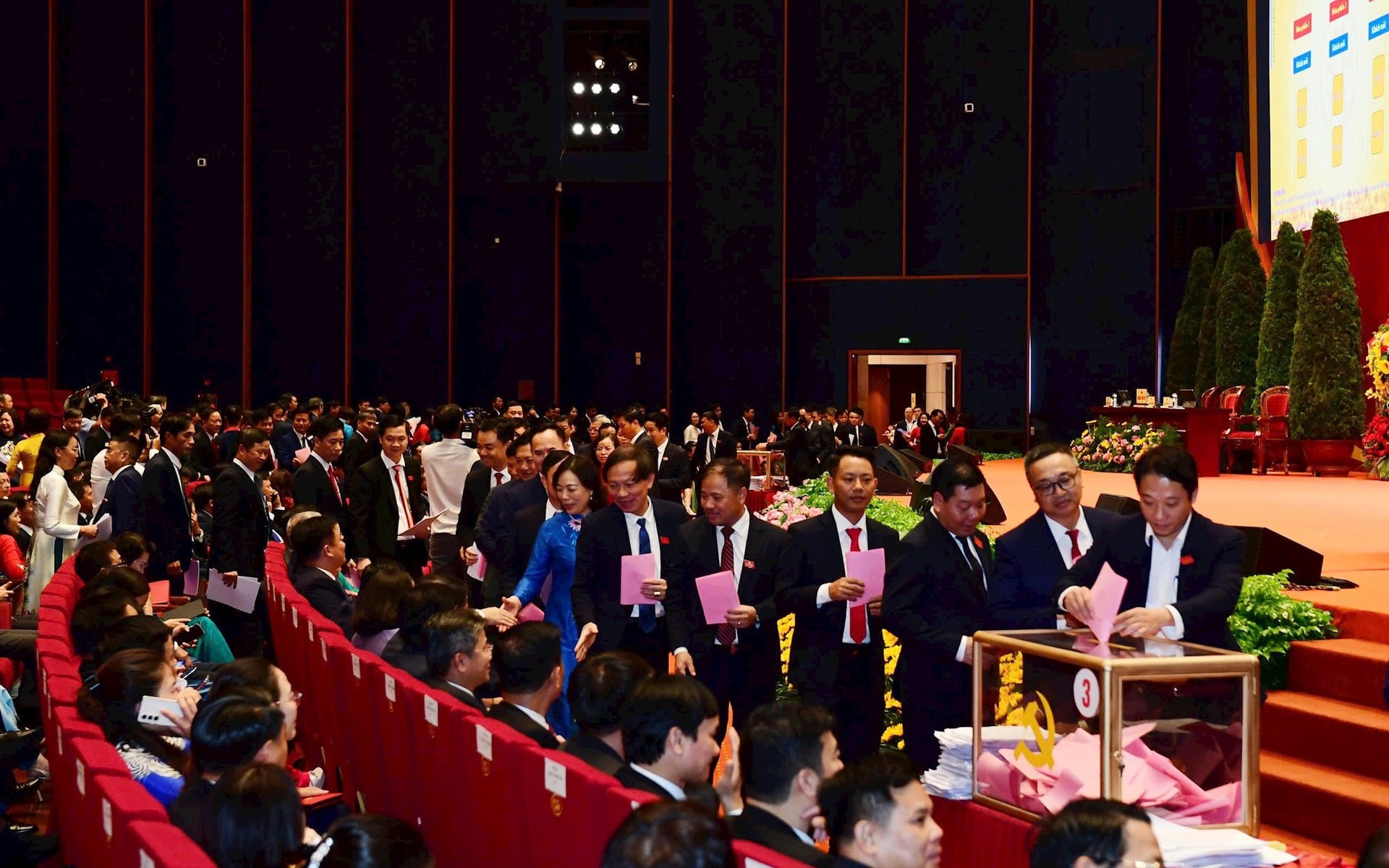 Ảnh: Đại biểu bỏ phiếu bầu BCH