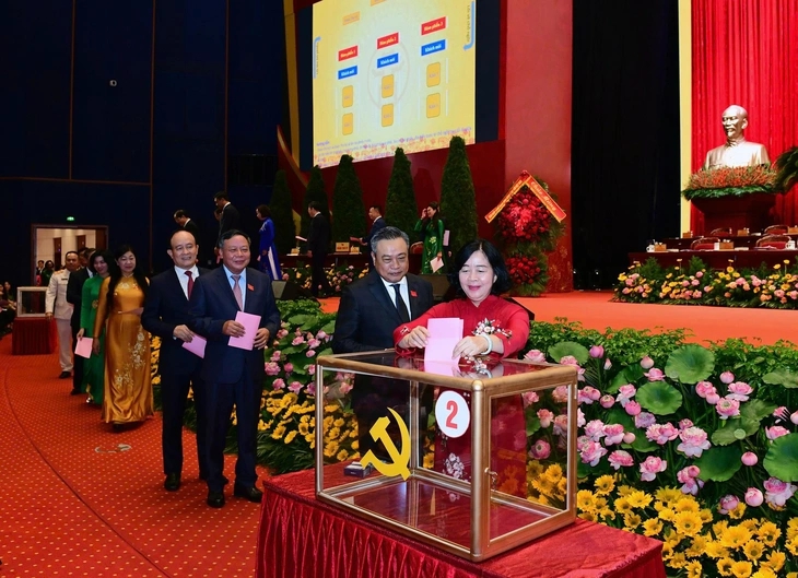 Chúc mừng đồng chí Bí thư Đảng ủy phường Cầu Giấy tham gia Ban Chấp hành Đảng bộ thành phố Hà Nội khóa XVIII, nhiệm kỳ 2025 - 2030- Ảnh 1.