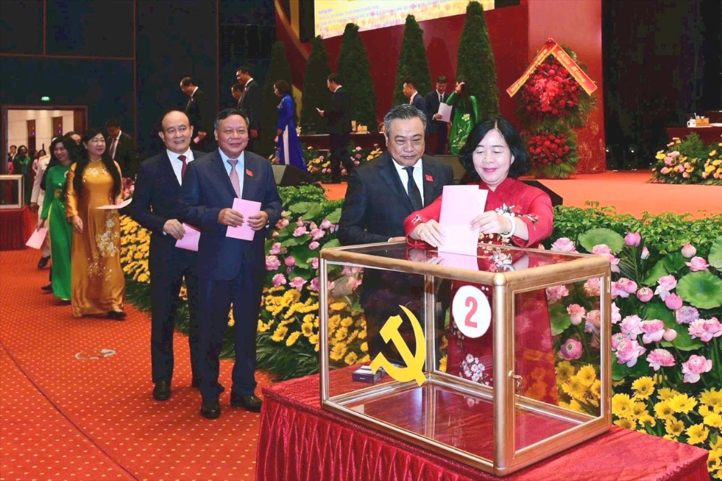 Thông tin báo chí Phiên khai mạc và kết quả ngày làm việc thứ nhất Đại hội đại biểu Đảng bộ thành phố Hà Nội lần thứ XVIII, nhiệm kỳ 2025-2030- Ảnh 9.