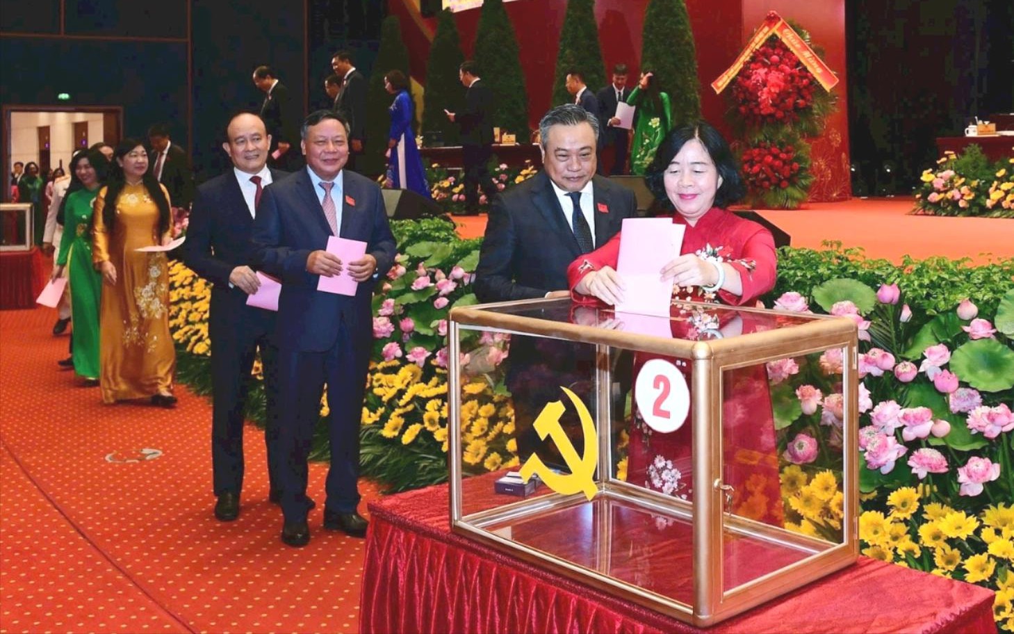 Bí thư Thành ủy Hà Nội Bùi Thị Minh Hoài và các đồng chí Thường trực Thành ủy tiến hành bỏ phiếu bầu Ban Chấp hành Đảng bộ Thành phố khóa XVIII, nhiệm kỳ 2025-2030