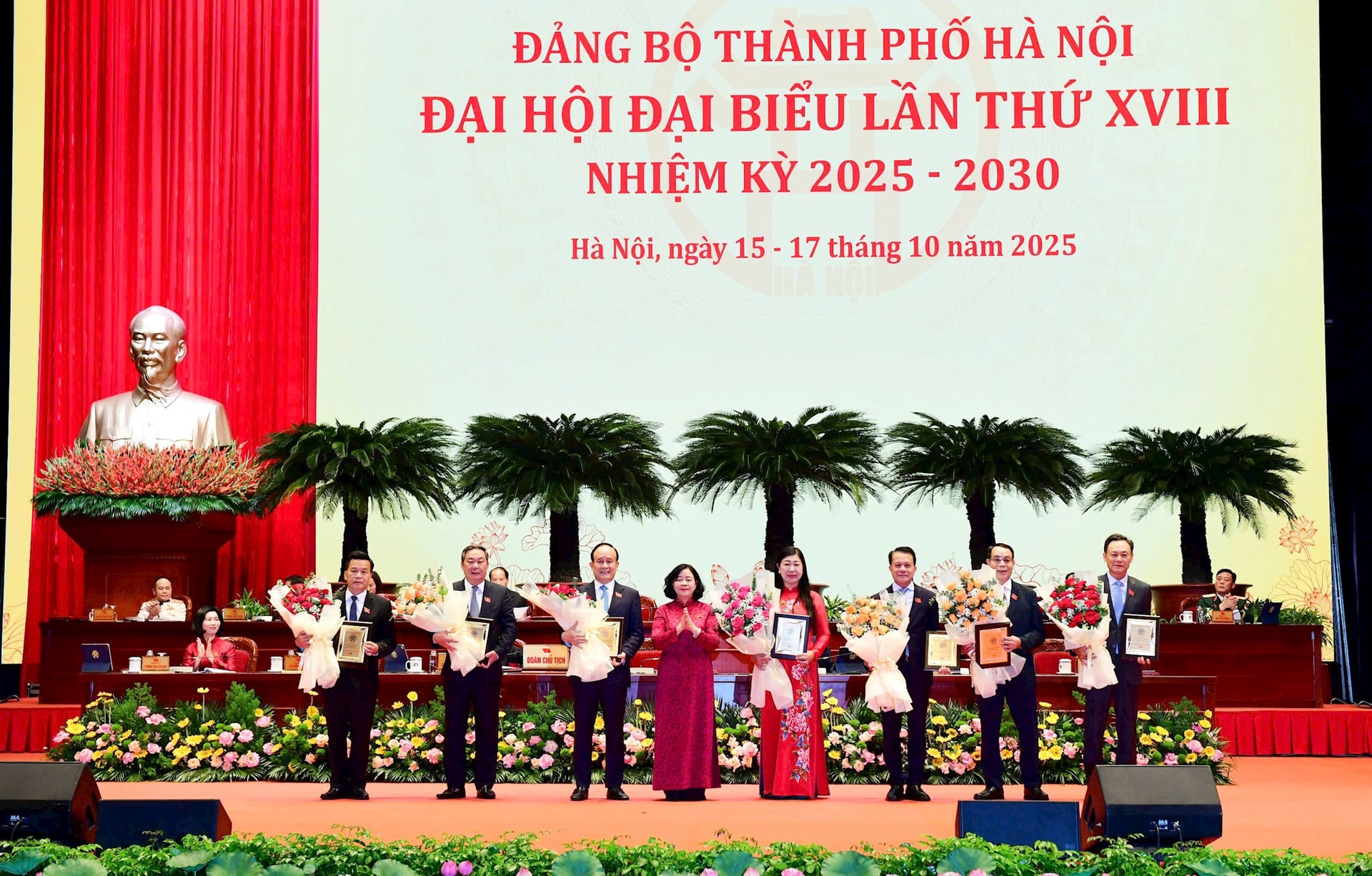 Bế mạc Đại hội đại biểu Đảng bộ thành phố Hà Nội khóa XVIII, nhiệm kỳ 2025-2030- Ảnh 4.