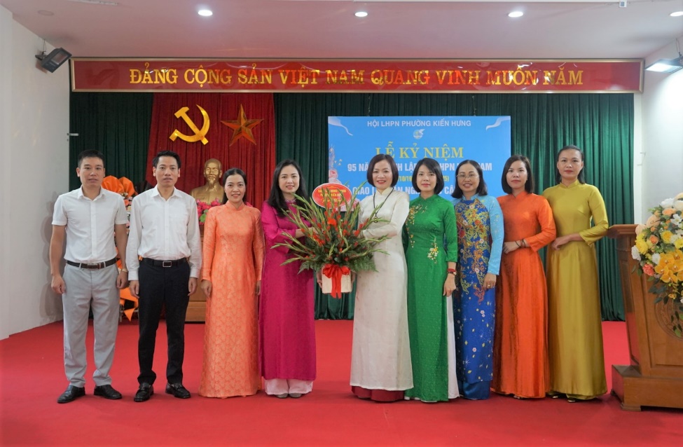 Hội Liên Hiệp Phụ nữ phường Kiến Hưng tổ chức Lễ Kỷ niệm 95 năm Ngày thành lập Hội Liên hiệp Phụ nữ Việt Nam (20/10/1930 – 20/10/2025) và  Phát động phong trào ủng hộ đồng bào các tỉnh bị thiệt hại do thiên tai.- Ảnh 1.