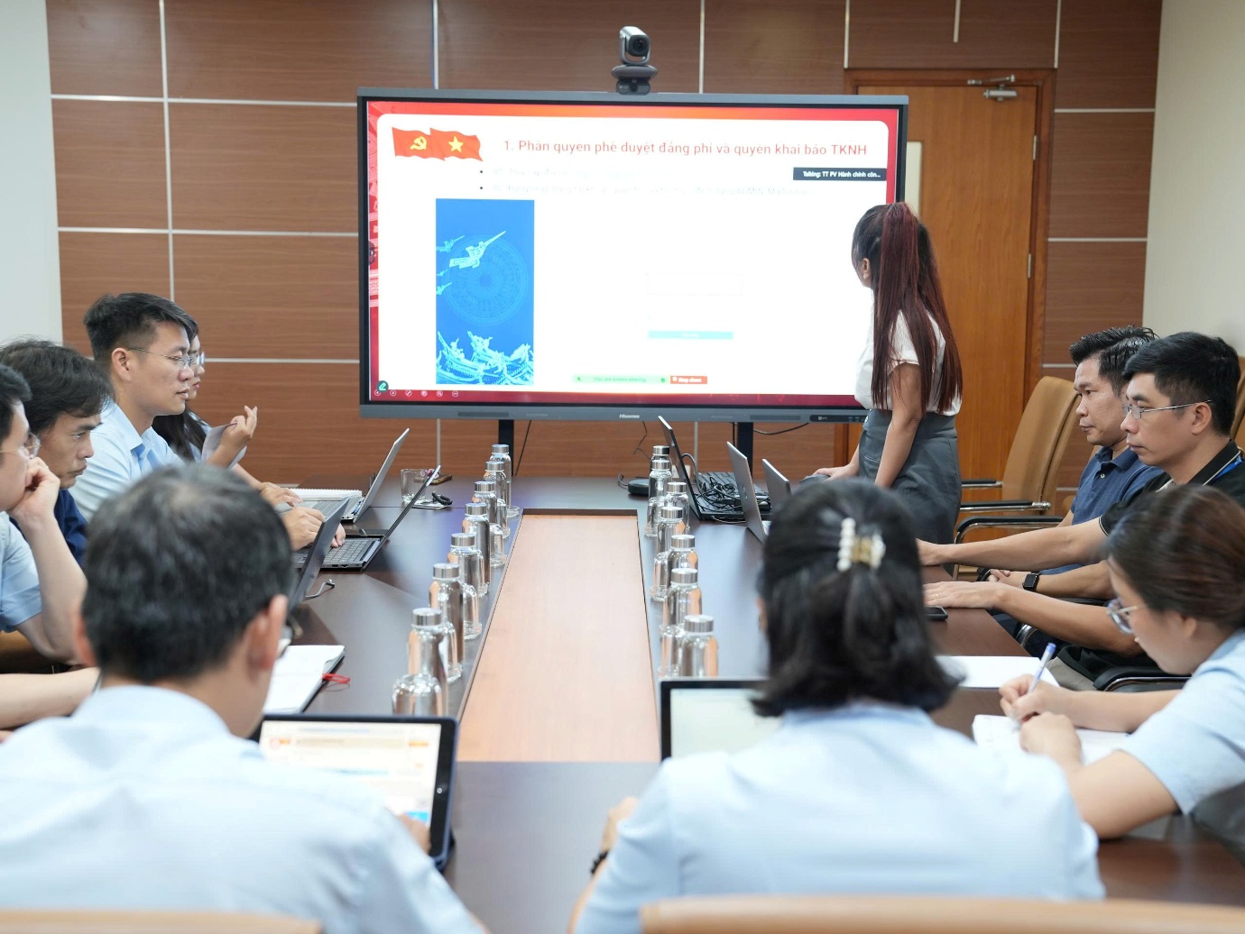 Ảnh có chứa trong nhà, trang phục, người, đàn ông  Nội dung do AI tạo ra có thể không chính xác.