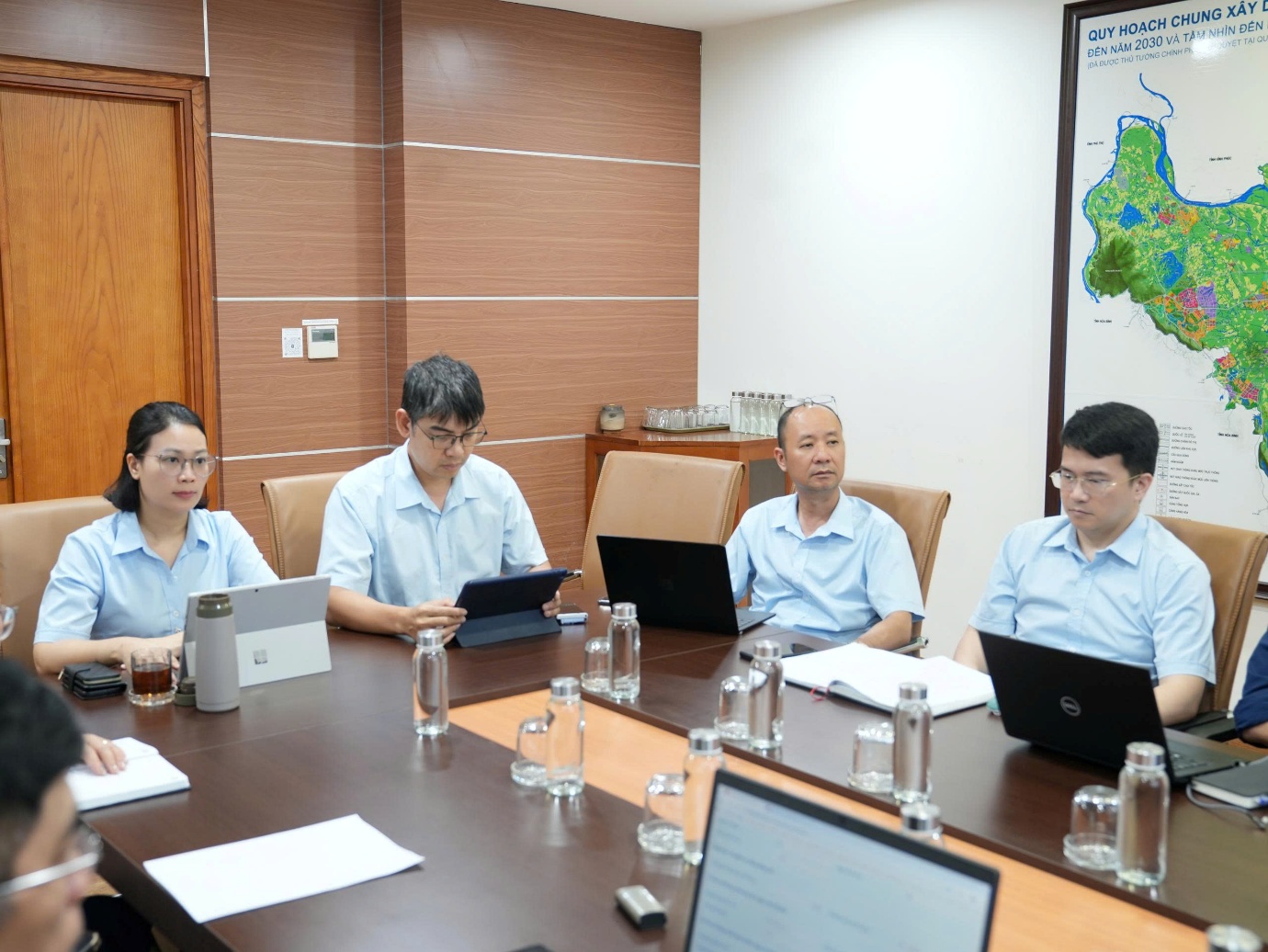 Ảnh có chứa trong nhà, trang phục, người, đồ đạc  Nội dung do AI tạo ra có thể không chính xác.
