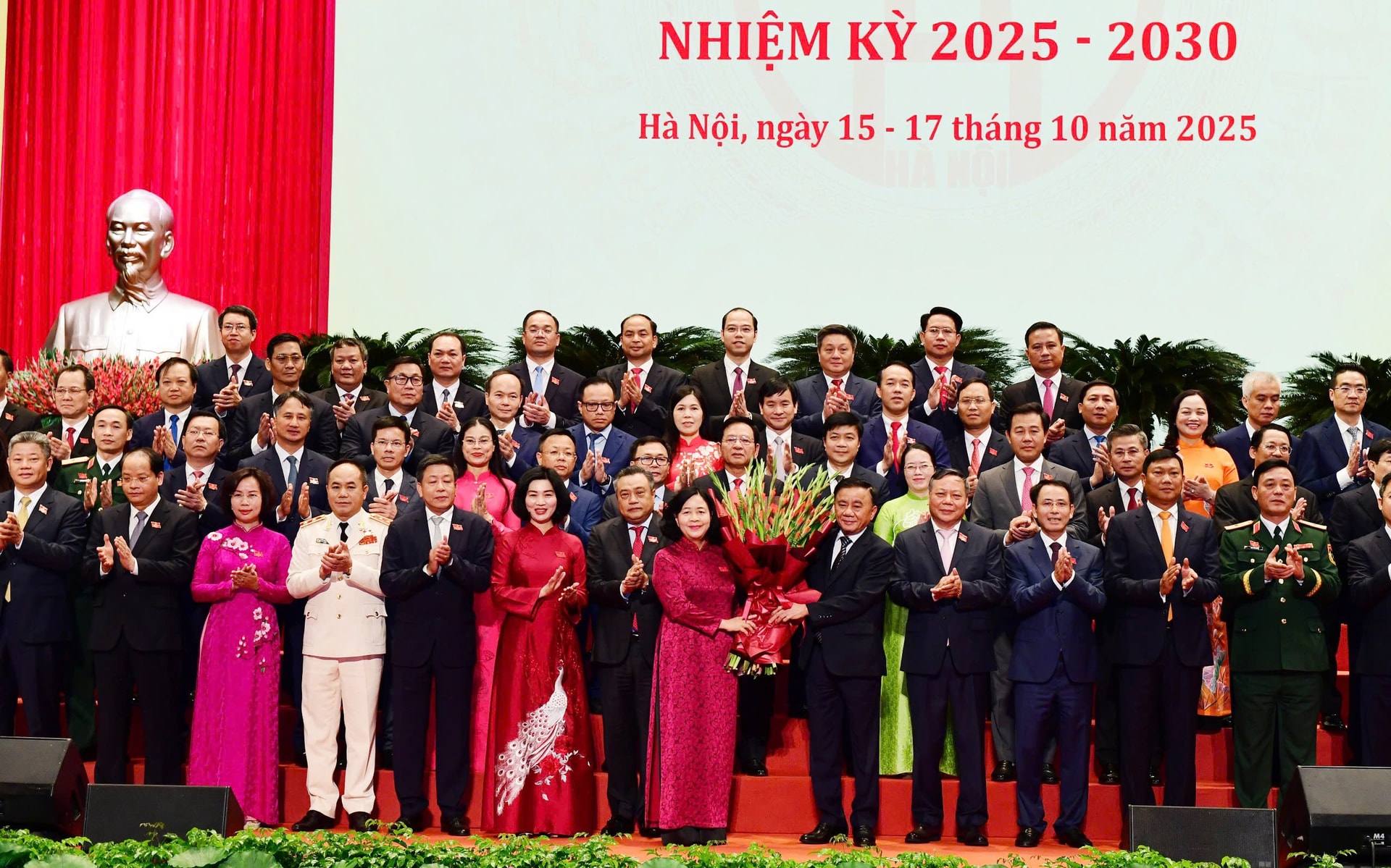 Bế mạc Đại hội đại biểu Đảng bộ thành phố Hà Nội khóa XVIII, nhiệm kỳ 2025-2030- Ảnh 3.