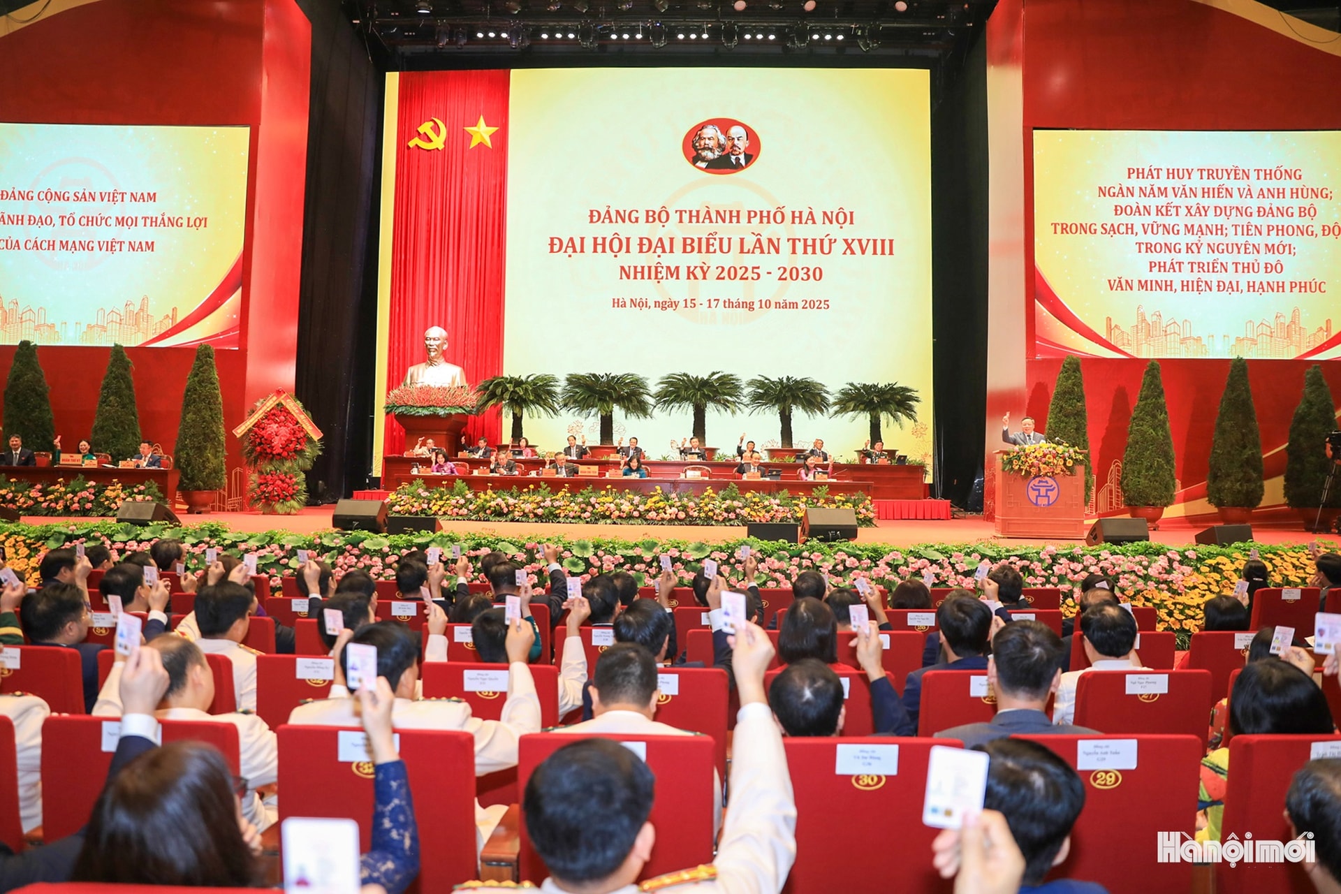 Quang cảnh ngày làm việc chính thức thứ hai, Đại hội lần thứ XVIII Đảng bộ TP Hà Nội- Ảnh 1.