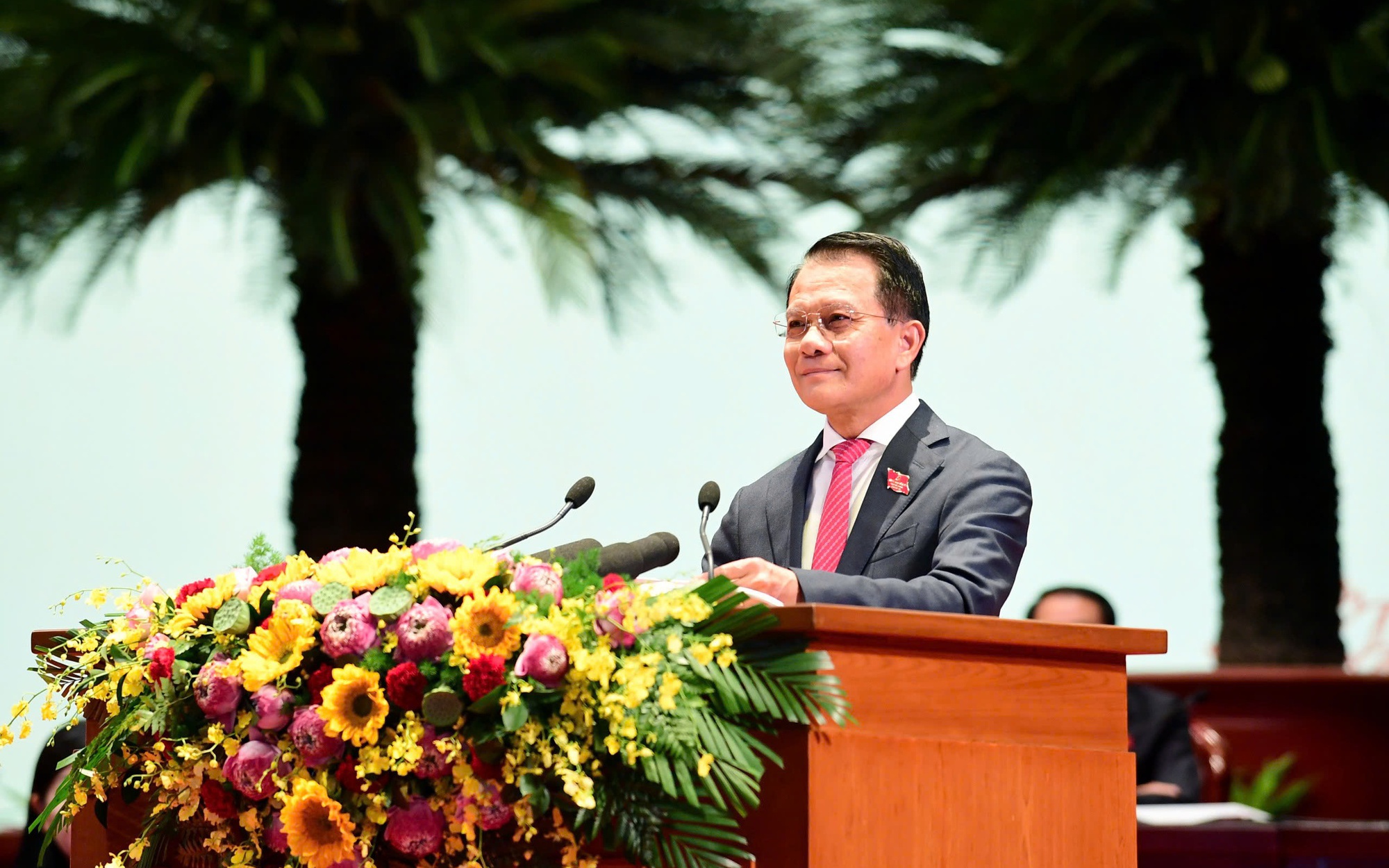 Chủ nhiệm Ủy ban Kiểm tra Thành ủy Hoàng Trọng Quyết báo cáo kết quả thẩm tra tư cách đại biểu