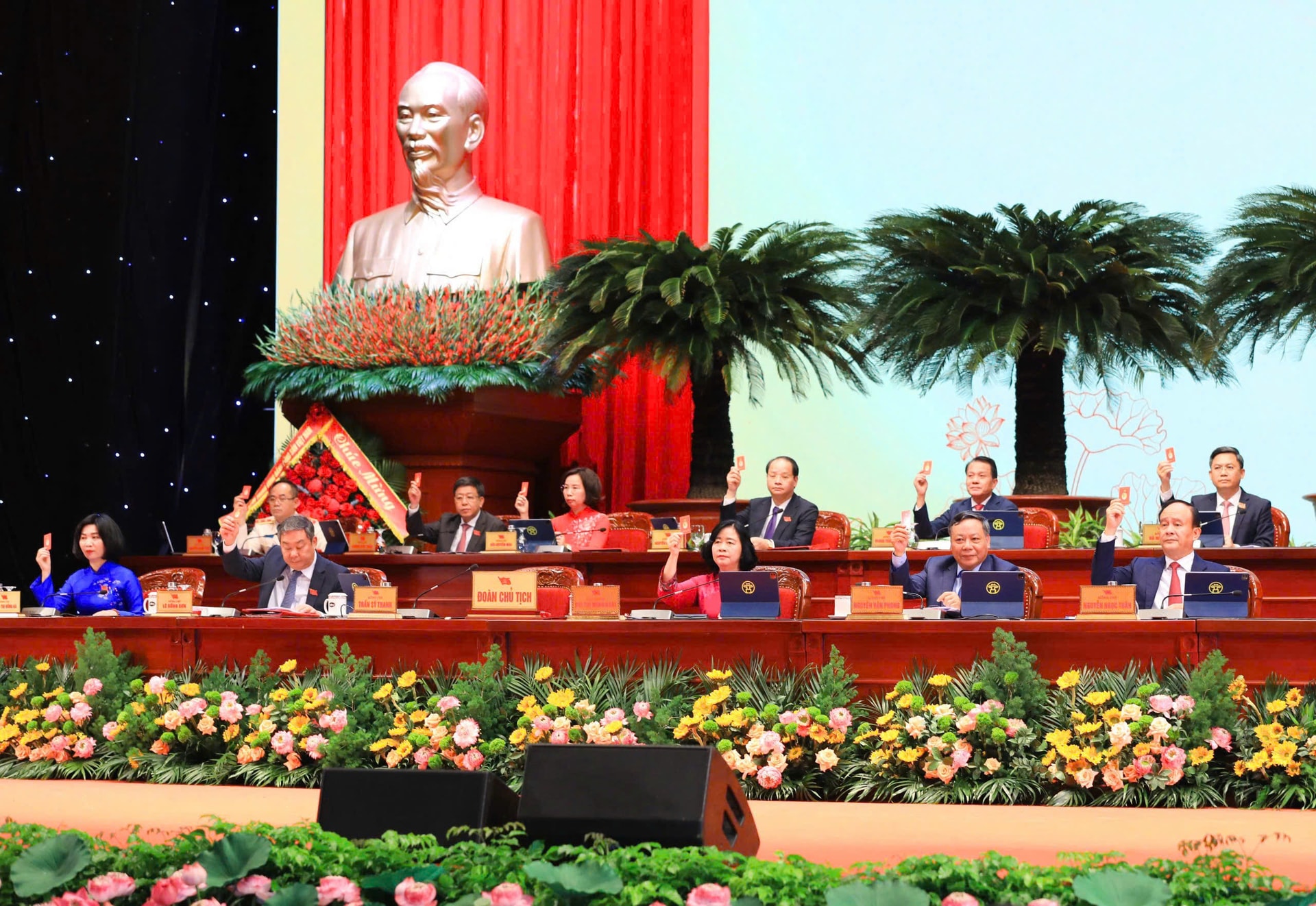 Khai mạc trọng thể Đại hội đại biểu Đảng bộ thành phố Hà Nội lần thứ XVIII, nhiệm kỳ 2025-2030- Ảnh 16.