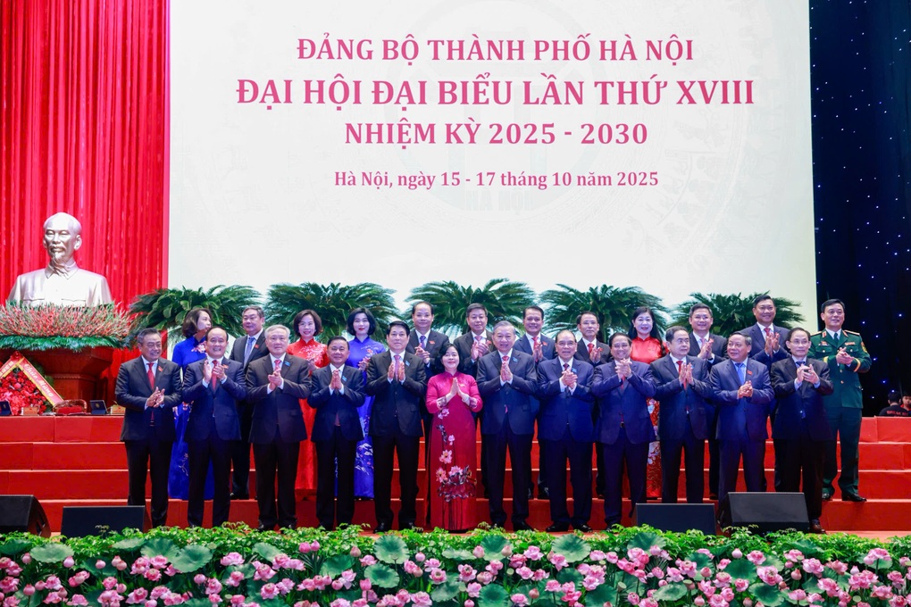  Đồng chí Bùi Thị Minh Hoài tiếp tục được bầu giữ chức Bí thư Thành ủy Hà Nội khóa XVIII, nhiệm kỳ 2025-2030. Hà Nội cũng có 2 tân Phó Bí thư Thành ủy.- Ảnh 2.