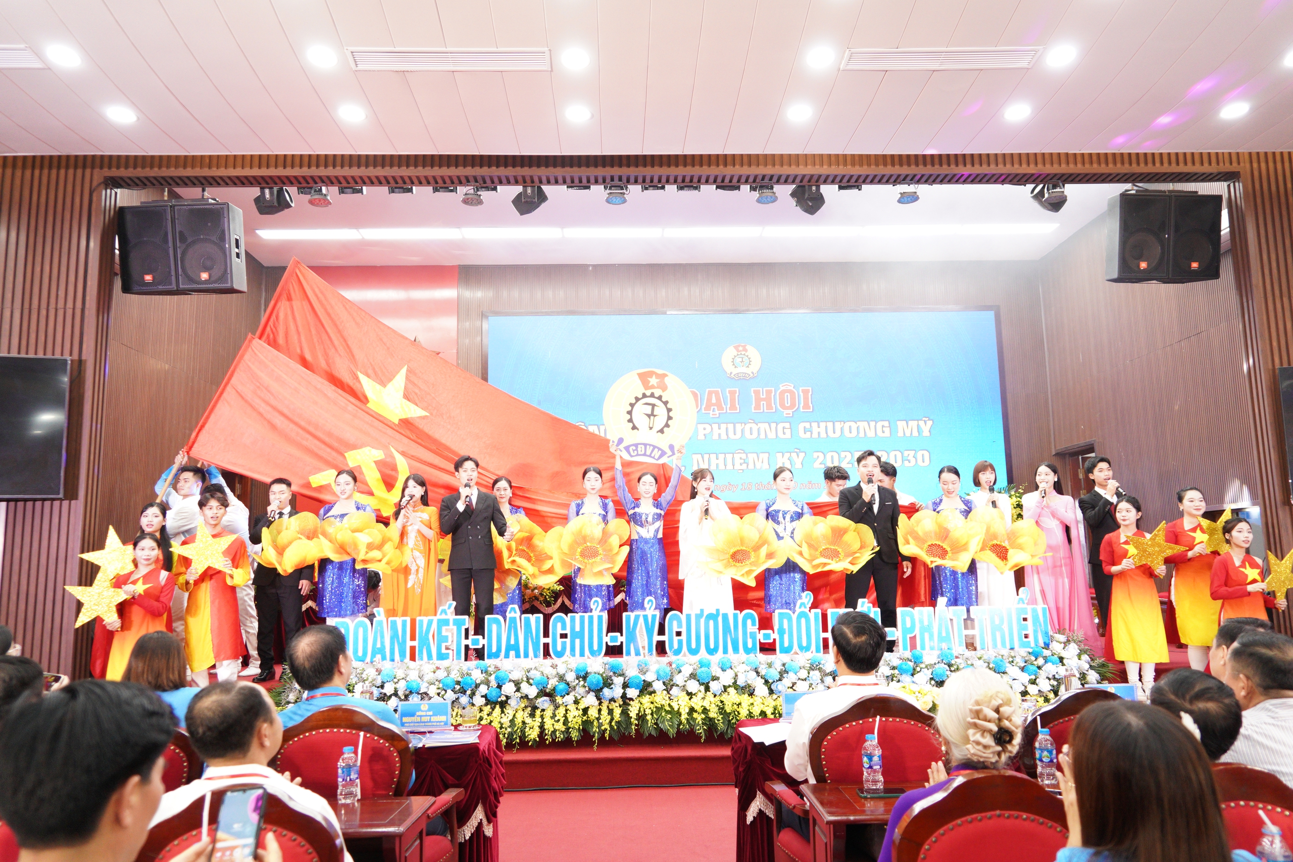 Rực rỡ Đại hội Công đoàn phường Chương Mỹ lần thứ I, nhiệm kỳ 2025 - 2030- Ảnh 1.