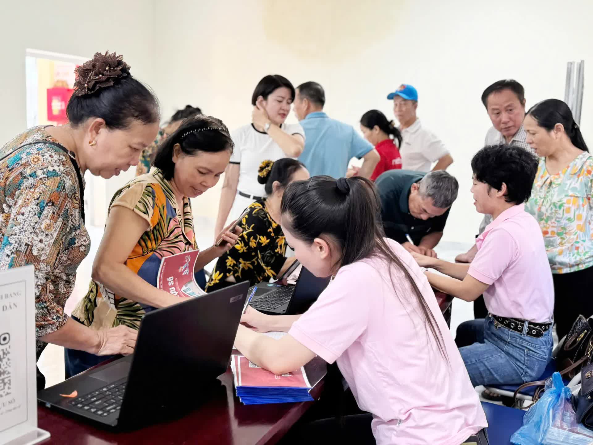 Phường Tây Tựu hỗ trợ, hướng dẫn người dân miễn phí kê khai, nộp hồ sơ TTHC- Ảnh 4.