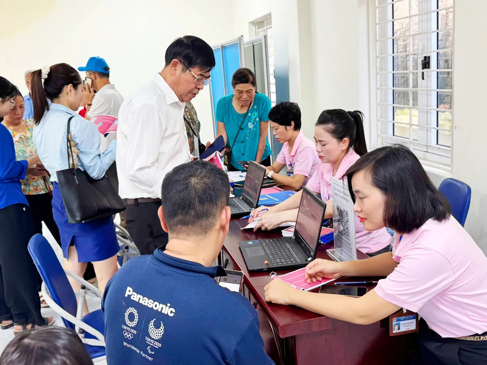 Phường Tây Tựu hỗ trợ, hướng dẫn người dân miễn phí kê khai, nộp hồ sơ TTHC- Ảnh 3.