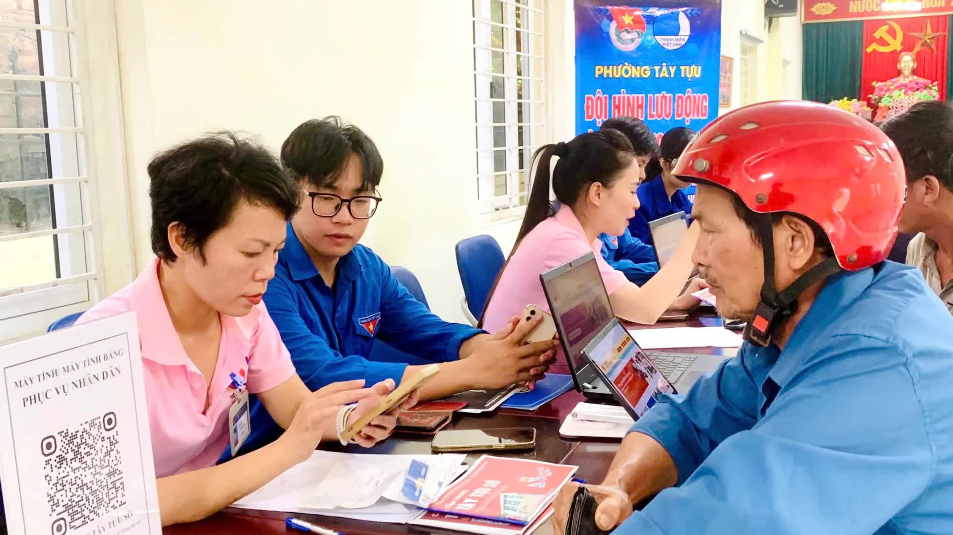 Phường Tây Tựu hỗ trợ, hướng dẫn người dân miễn phí kê khai, nộp hồ sơ TTHC- Ảnh 2.
