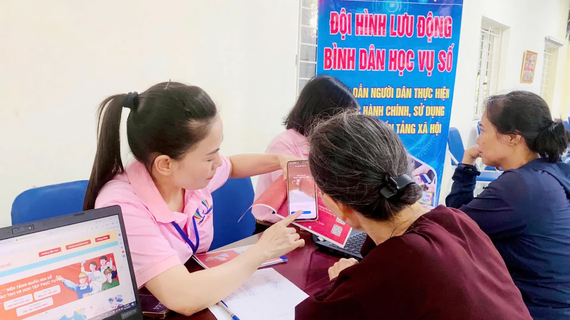 Phường Tây Tựu hỗ trợ, hướng dẫn người dân miễn phí kê khai, nộp hồ sơ TTHC- Ảnh 5.