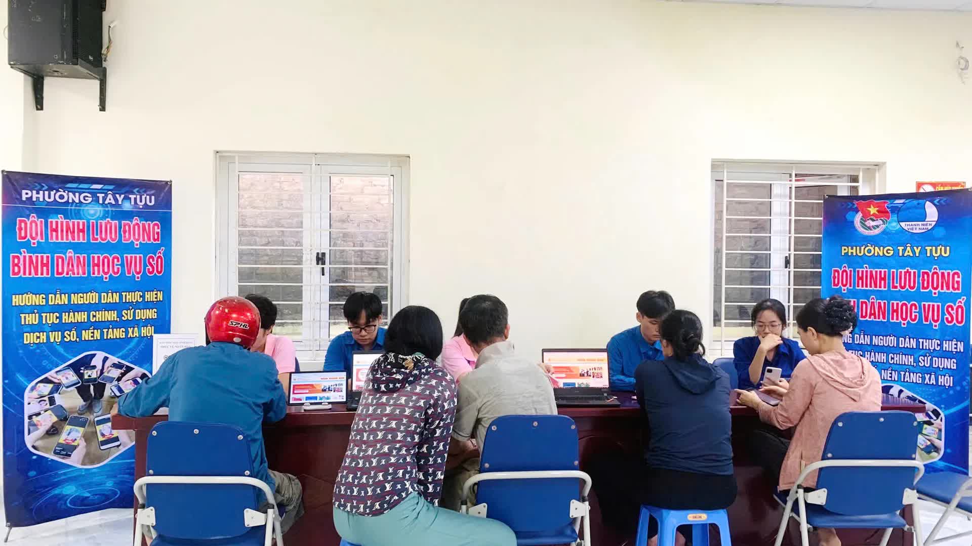 Phường Tây Tựu hỗ trợ, hướng dẫn người dân miễn phí kê khai, nộp hồ sơ TTHC- Ảnh 1.