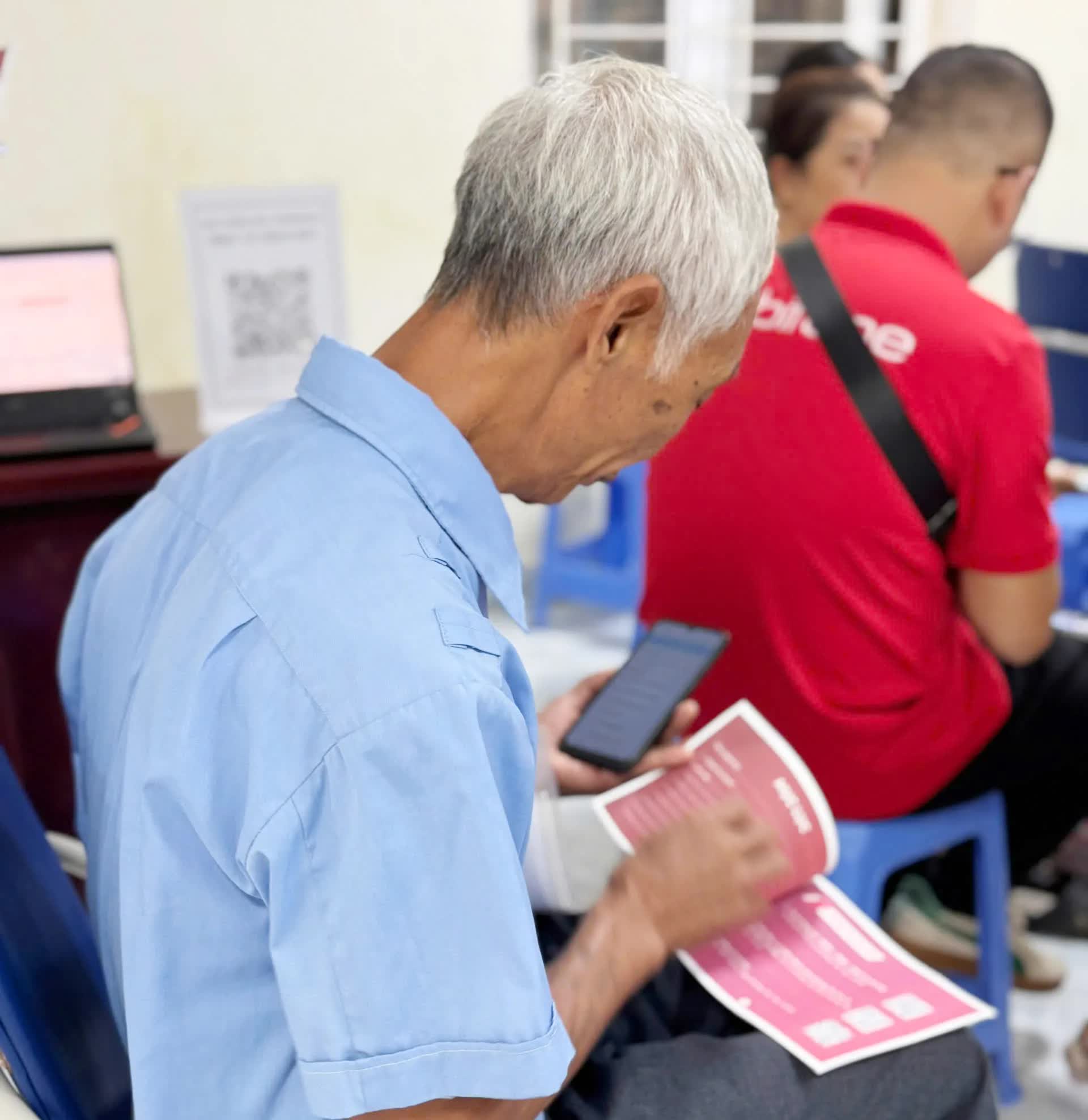 Phường Tây Tựu hỗ trợ, hướng dẫn người dân miễn phí kê khai, nộp hồ sơ TTHC- Ảnh 6.