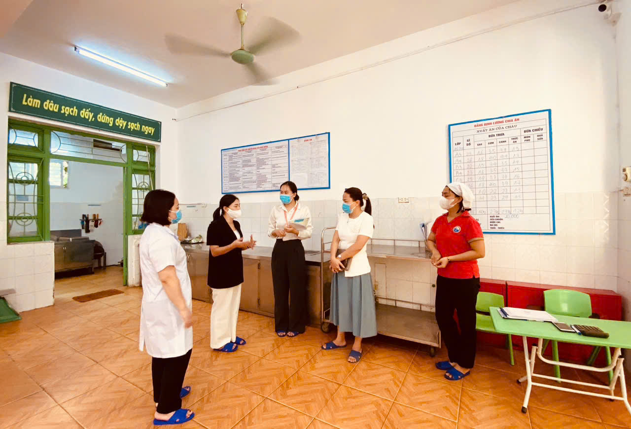 TĂNG CƯỜNG CÔNG TÁC ĐẢM BẢO AN TOÀN THỰC PHẨM TRONG CÁC TRƯỜNG HỌC  TRÊN ĐỊA BÀN PHƯỜNG THƯỢNG CÁT- Ảnh 3.