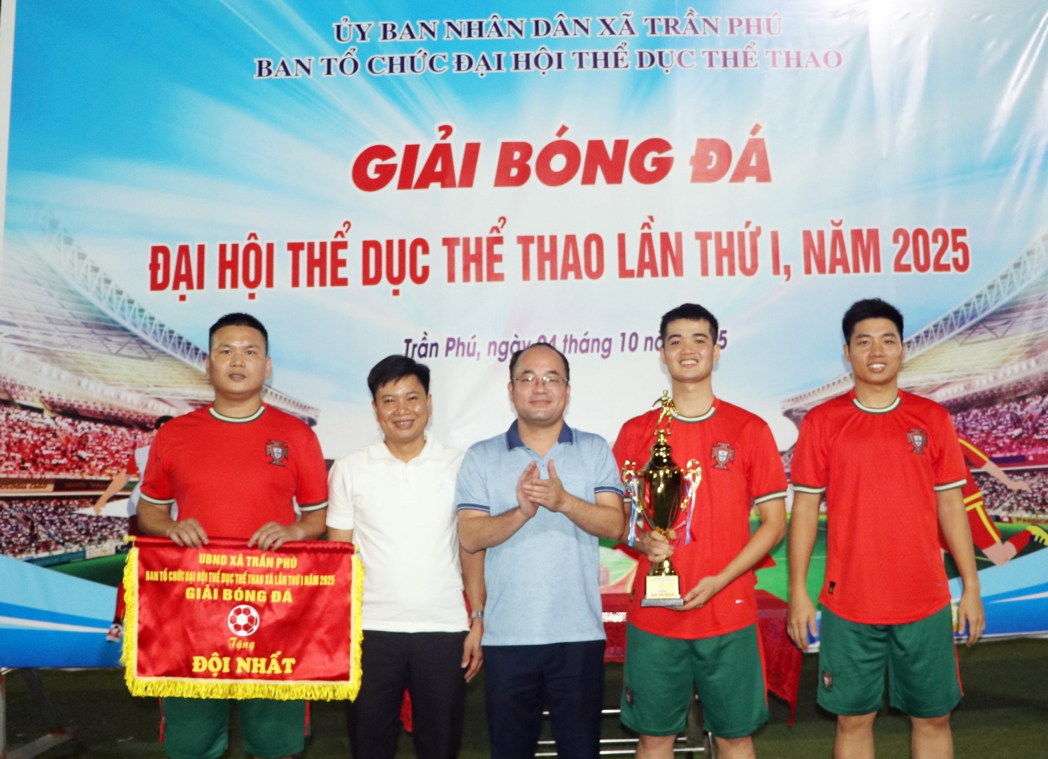 Giải bóng đá Đại hội TDTT xã Trần Phú lần thứ I năm 2025: Đội công an giành cúp vô địch- Ảnh 1.