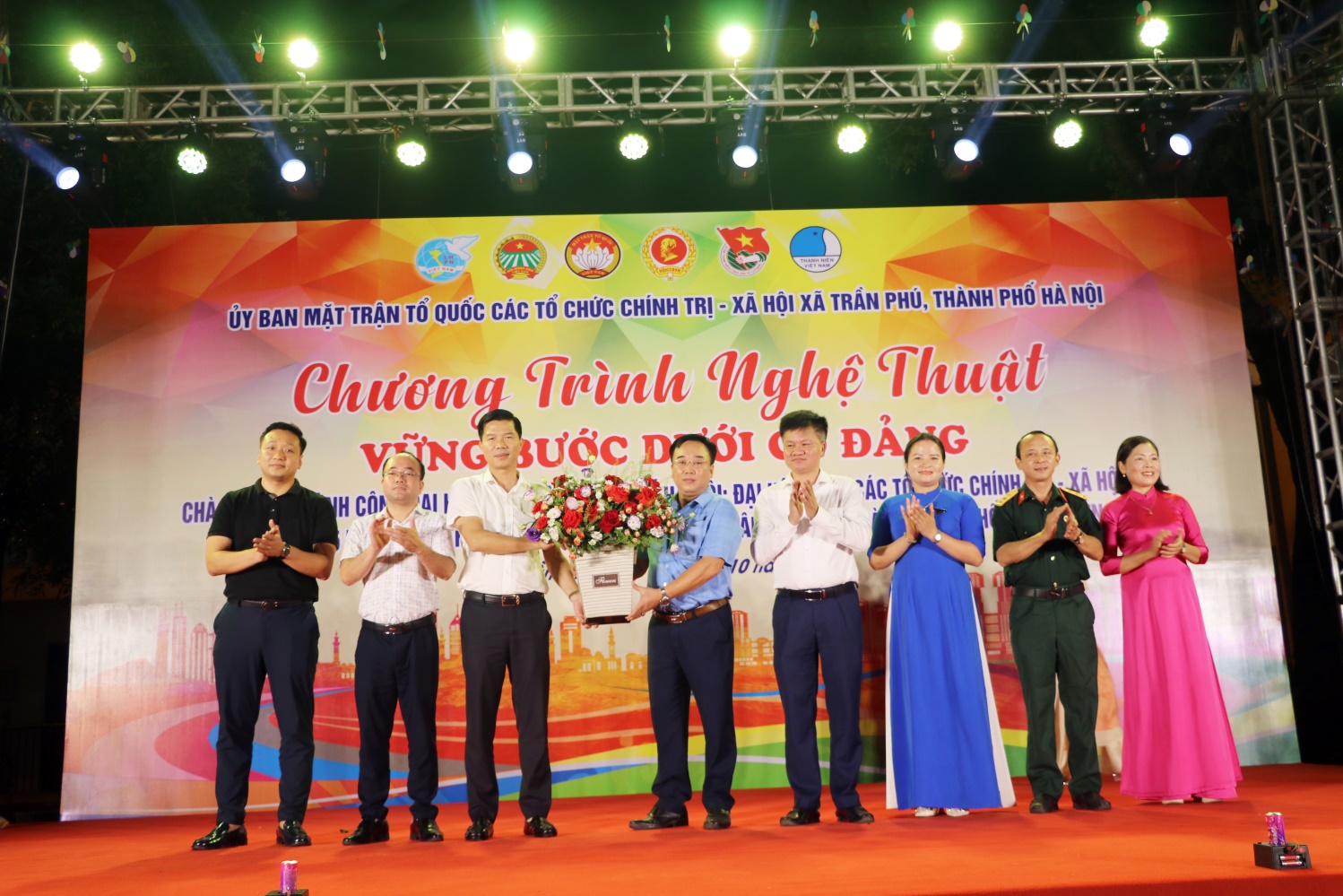 Chương trình Nghệ thuật “VỮNG BƯỚC DƯỚI CỜ ĐẢNG” thành công rực rỡ.- Ảnh 1.