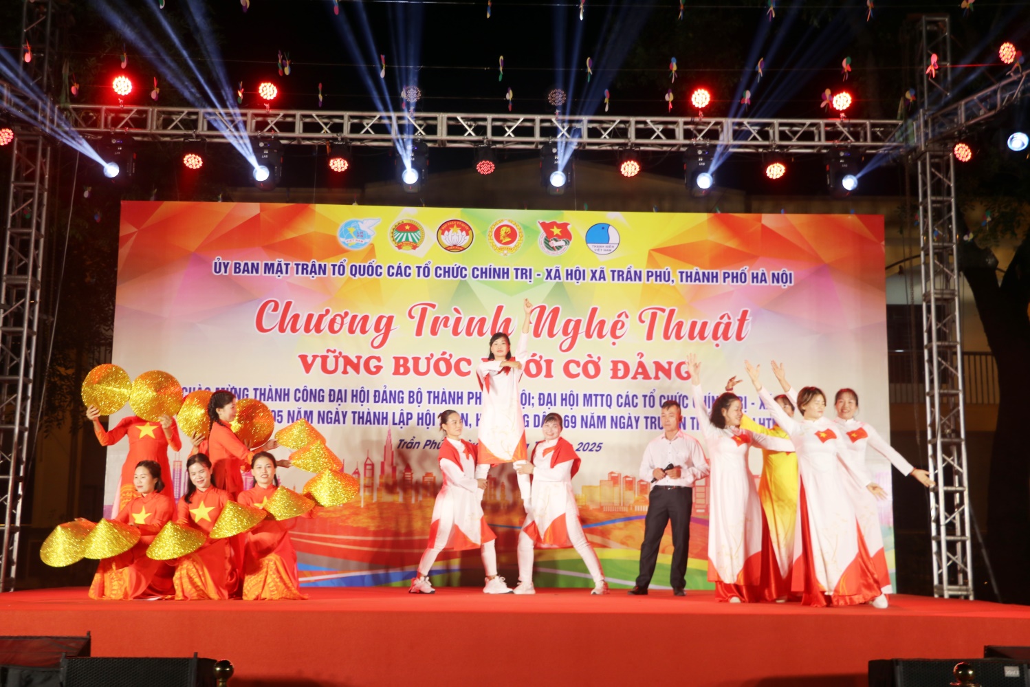 Chương trình Nghệ thuật “VỮNG BƯỚC DƯỚI CỜ ĐẢNG” thành công rực rỡ.- Ảnh 4.
