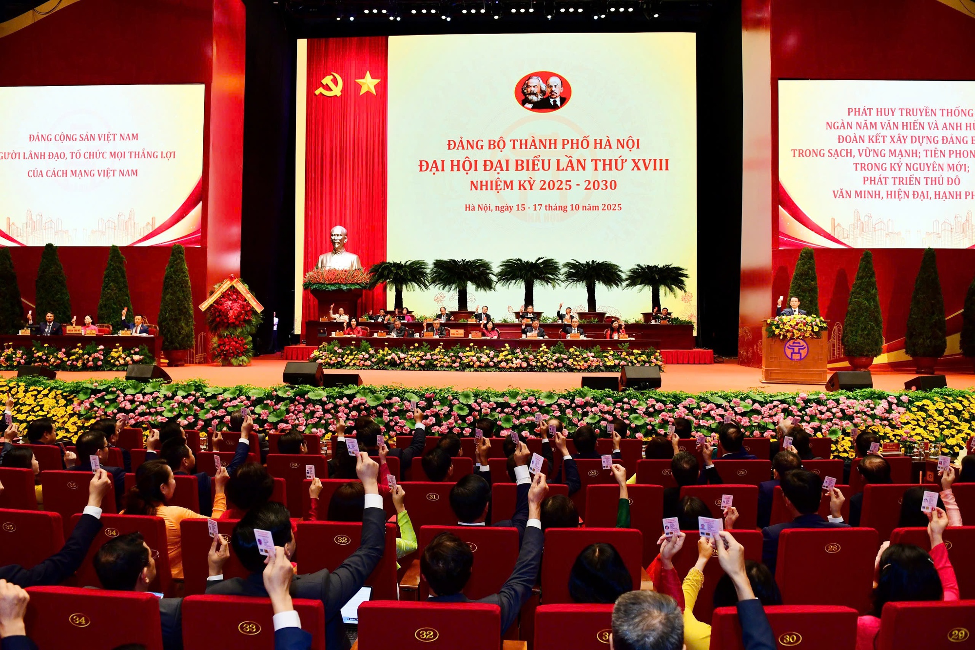 Hà Nội quyết tâm cao nhất thực hiện thắng lợi Nghị quyết Đại hội XVIII, xây dựng Thủ đô phát triển nhanh, bền vững- Ảnh 2.