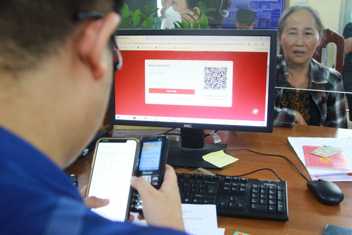 UBND XÃ HỒNG VÂN THỰC HIỆN NHIỀU GIẢI PHÁP ĐỂ NGƯỜI DÂN TIẾP CẬN CHUYỂN ĐỐI SỐ THUẬN LỢI- Ảnh 3.