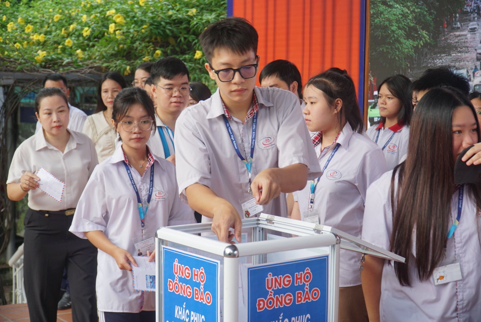 THCS – THPT HÀ THÀNH CHUNG TAY HƯỚNG VỀ ĐỒNG BÀO VÙNG BÃO LŨ- Ảnh 2.