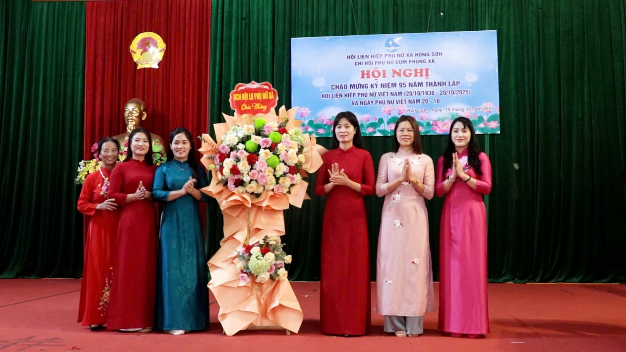 Chi hội phụ nữ cụm Phùng Xá, xã Hồng Sơn sân khấu hoá các tiết mục văn nghệ tái hiện lại truyền thống vẻ vang của Hội Liên hiệp Phụ nữ Việt Nam qua các thời kỳ- Ảnh 1.