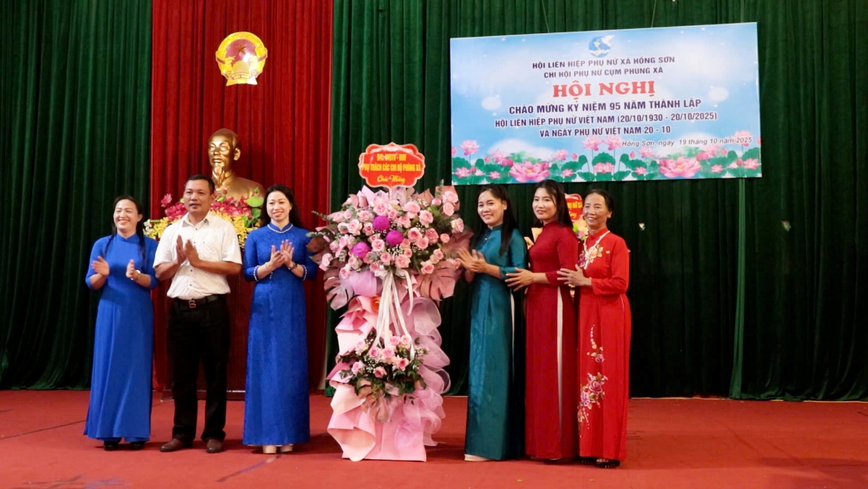 Chi hội phụ nữ cụm Phùng Xá, xã Hồng Sơn sân khấu hoá các tiết mục văn nghệ tái hiện lại truyền thống vẻ vang của Hội Liên hiệp Phụ nữ Việt Nam qua các thời kỳ- Ảnh 2.