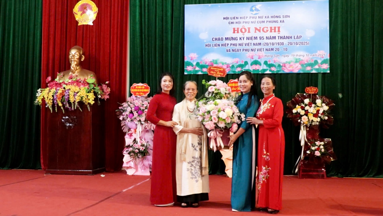 Chi hội phụ nữ cụm Phùng Xá, xã Hồng Sơn sân khấu hoá các tiết mục văn nghệ tái hiện lại truyền thống vẻ vang của Hội Liên hiệp Phụ nữ Việt Nam qua các thời kỳ- Ảnh 3.