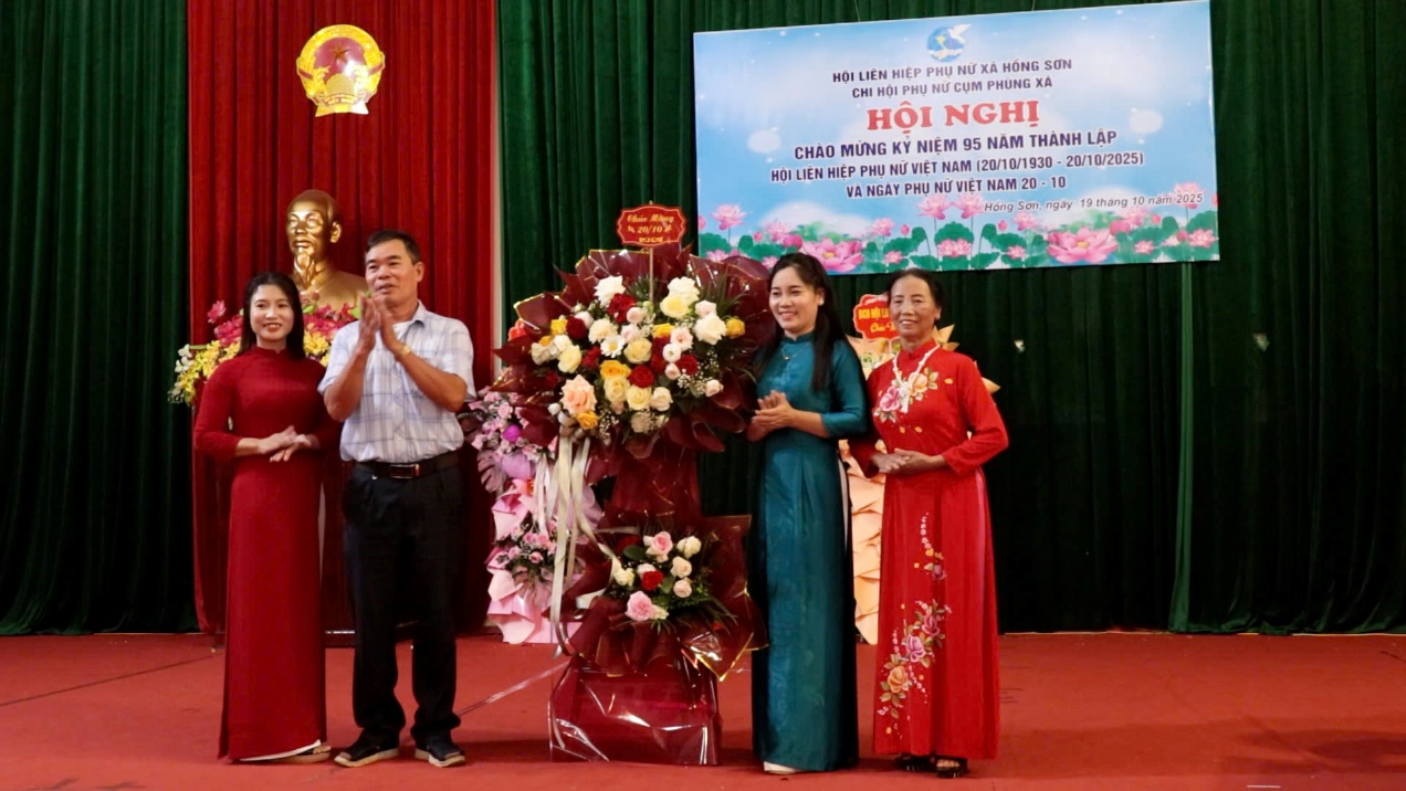 Chi hội phụ nữ cụm Phùng Xá, xã Hồng Sơn sân khấu hoá các tiết mục văn nghệ tái hiện lại truyền thống vẻ vang của Hội Liên hiệp Phụ nữ Việt Nam qua các thời kỳ- Ảnh 4.