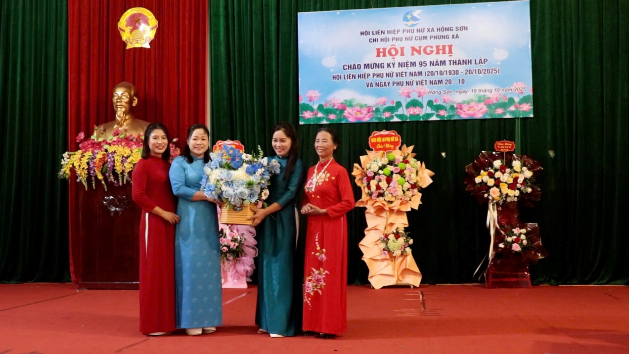 Chi hội phụ nữ cụm Phùng Xá, xã Hồng Sơn sân khấu hoá các tiết mục văn nghệ tái hiện lại truyền thống vẻ vang của Hội Liên hiệp Phụ nữ Việt Nam qua các thời kỳ- Ảnh 5.
