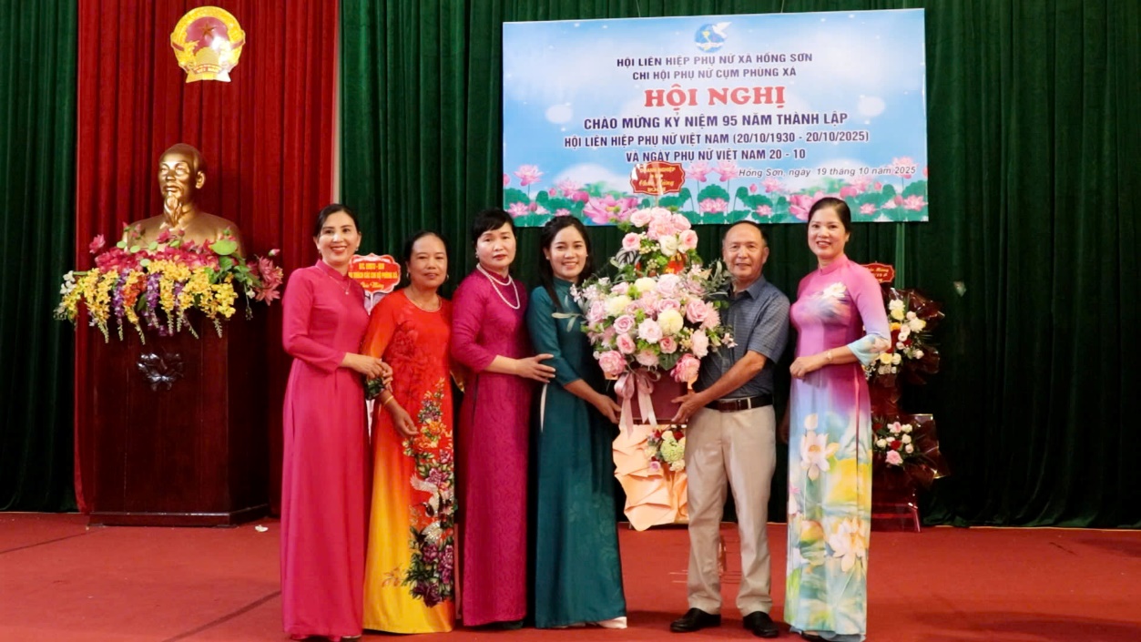 Chi hội phụ nữ cụm Phùng Xá, xã Hồng Sơn sân khấu hoá các tiết mục văn nghệ tái hiện lại truyền thống vẻ vang của Hội Liên hiệp Phụ nữ Việt Nam qua các thời kỳ- Ảnh 6.