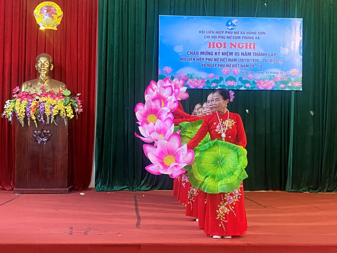 Chi hội phụ nữ cụm Phùng Xá, xã Hồng Sơn sân khấu hoá các tiết mục văn nghệ tái hiện lại truyền thống vẻ vang của Hội Liên hiệp Phụ nữ Việt Nam qua các thời kỳ- Ảnh 8.
