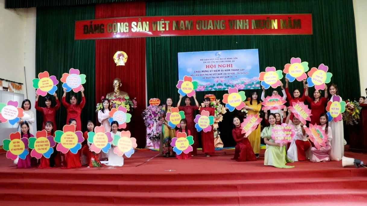 Chi hội phụ nữ cụm Phùng Xá, xã Hồng Sơn sân khấu hoá các tiết mục văn nghệ tái hiện lại truyền thống vẻ vang của Hội Liên hiệp Phụ nữ Việt Nam qua các thời kỳ- Ảnh 9.
