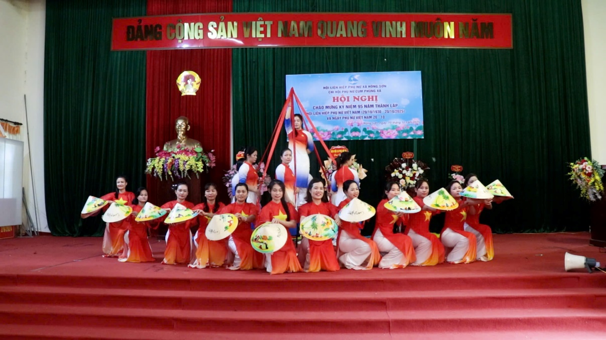 Chi hội phụ nữ cụm Phùng Xá, xã Hồng Sơn sân khấu hoá các tiết mục văn nghệ tái hiện lại truyền thống vẻ vang của Hội Liên hiệp Phụ nữ Việt Nam qua các thời kỳ- Ảnh 10.