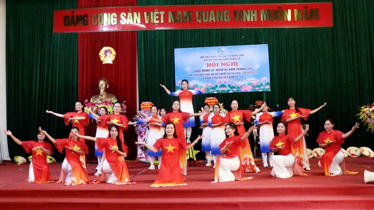 Chi hội phụ nữ cụm Phùng Xá, xã Hồng Sơn sân khấu hoá các tiết mục văn nghệ tái hiện lại truyền thống vẻ vang của Hội Liên hiệp Phụ nữ Việt Nam qua các thời kỳ- Ảnh 11.